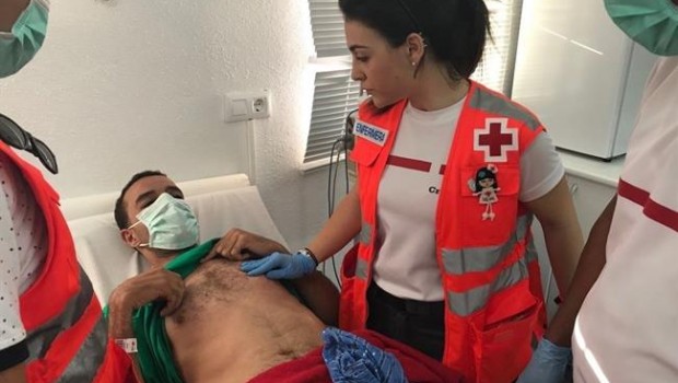ep cruz roja atendiendounolos inmigrantes