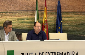 ep el consejero de agricultura ganaderia y medio natural juan jose garcia acompanado por el