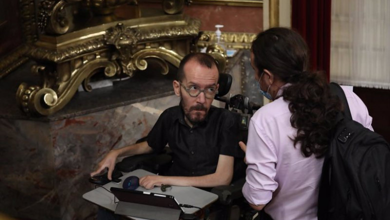 El portavoz de Unidas Podemos en el Congreso, Pablo Echenique, habla con el vicepresidente segundo, Pablo Iglesias, en una imagen de archivo en el Congreso | Pool - Archivo ep el portavoz de unidas podemos en el congreso pablo echenique habla con el vicepresidente segundo
