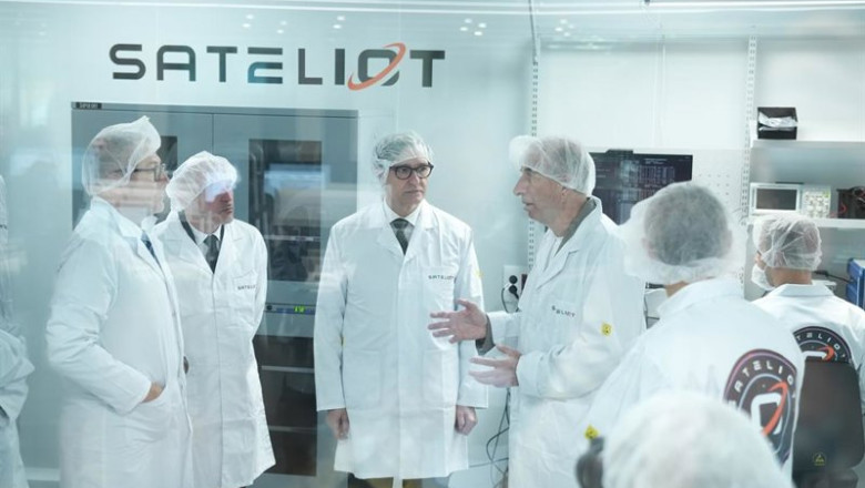 El presidente de la Generalitat, Salvador Illa (c-i), y el CEO y fundador de Sateiliot, Jaume Sanpera (c-d), durante la presentación del centro europeo de satélites 5G de Sateliot. | David Zorrakino - Europa Press ep el presidente de la generalitat salvador illa c i y el ceo y fundador de sateiliot jaume sanpera