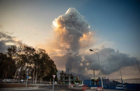 ep el volcan de cumbre vieja emite una gran columna de ceniza al amanecer a 24 de septiembre de 2021