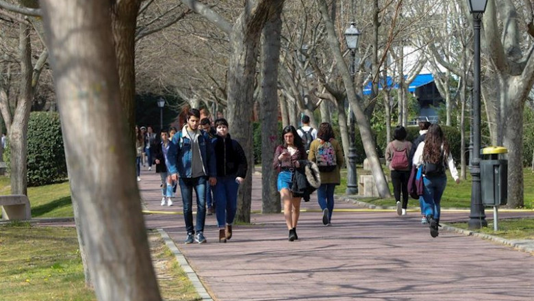Estudiantes pasean en el campus de la Universidad Autónoma de Madrid el pasado 11 de marzo, antes de la suspensión de las clases por coronavirus. | Jesús Hellín - Europa Press ep estudiantes pasean en el campus de la universidad autonoma de madrid el pasado 11 de marzo antes