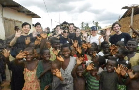 ep estudiantes y profesores de ie university en un viaje a ghana con la ong financieros sin