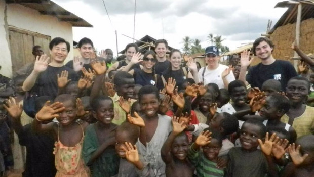 ep estudiantes y profesores de ie university en un viaje a ghana con la ong financieros sin