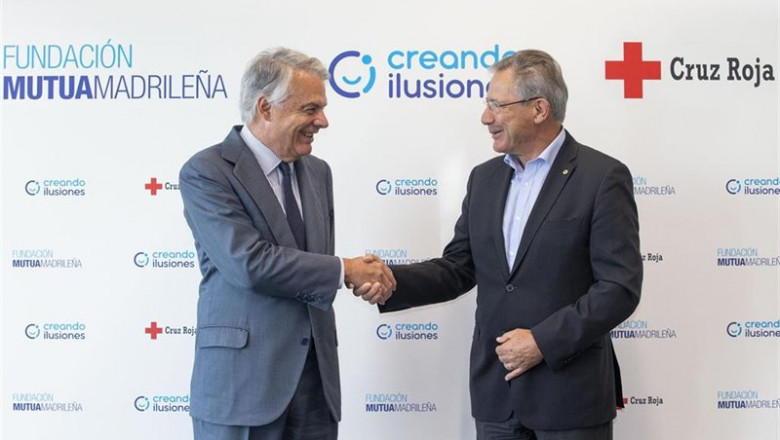 Firma del acuerdo 'Creando ilusiones' entre el presidente del Grupo Mutua Madrileña y su fundación, Ignacio Garralda, y el presidente de Cruz Roja, Javier Senent | FUNDACIÓN MUTUA MADRILEÑA ep firma del acuerdo creando ilusiones entre el presidente del grupo mutua madrilena y su fundacion