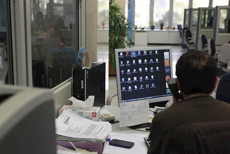 ep funcionario en su puesto de trabajo