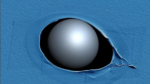 ep imagen de una muestra penetrada por un microproyectil