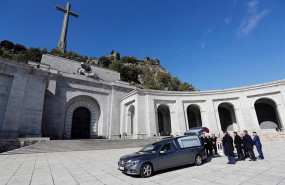 ep l prior de la basilica santiago cantera c junto a los familiares de francisco franco tras