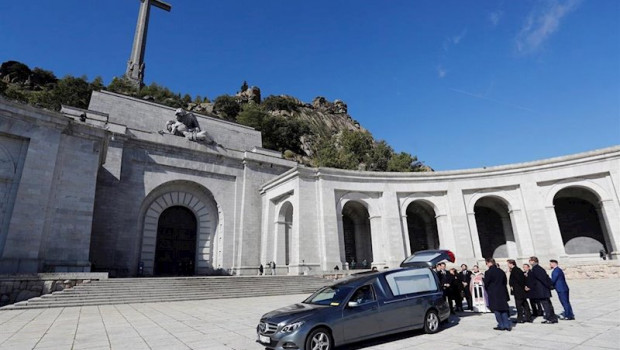 ep l prior de la basilica santiago cantera c junto a los familiares de francisco franco tras