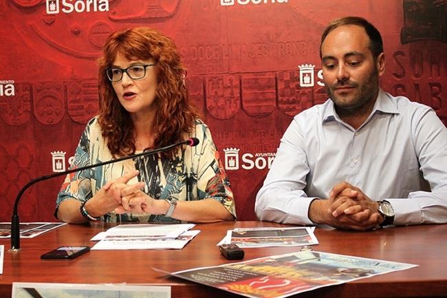 La concejal de Turismo y el responsable de la organizadora del Festival | EUROPA PRESS ep la concejalturismoresponsablela organizadorafestival