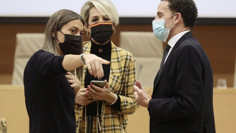 La portavoz de Junts en el Congreso, Miriam Nogueras (i), y el vicesecretario general de Ciudadanos (Cs), Edmundo Bal, conversan en una Comisión de Presupuestos del Congreso | Eduardo Parra - Europa Press ep la portavoz de junts en el congreso miriam nogueras i y el vicesecretario general de ciudadanos