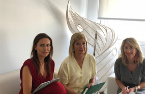 ep la presidenta del colegio de opticos-optometristas de andalucia blanca fernandez flanqueada por