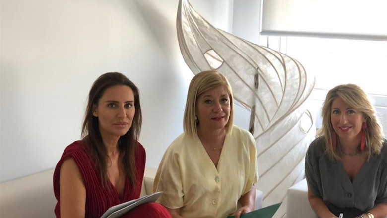 La presidenta del Colegio de Ópticos-Optometristas de Andalucía, Blanca Fernández, flanqueada por la directora territorial de PSN Sur, Maribel Rodríguez, y la asesora de PSN Sevilla Eva Roldán. | PSN - Archivo ep la presidenta del colegio de opticos-optometristas de andalucia blanca fernandez flanqueada por