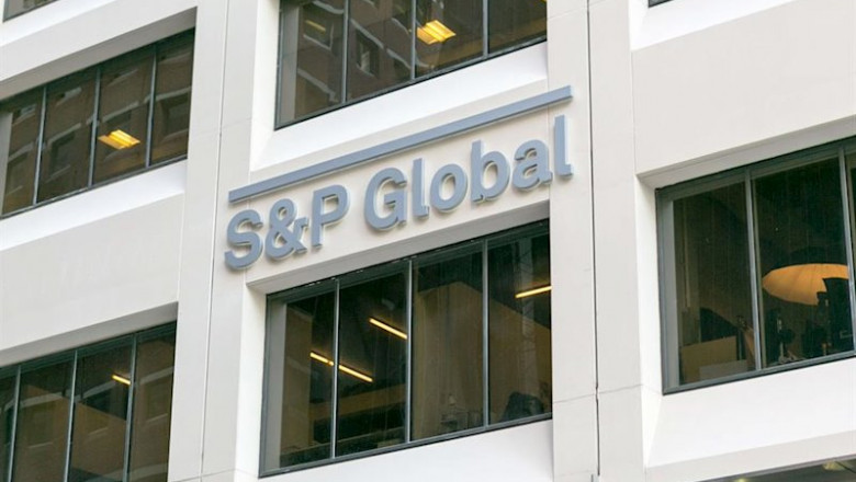 ep logo de sp global en la fachada de sus oficinas