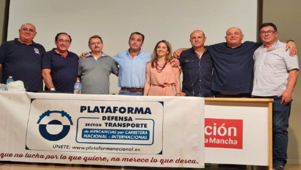 ep manuel hernandez en el centro tras las elecciones de plataforma que le han reelegido como
