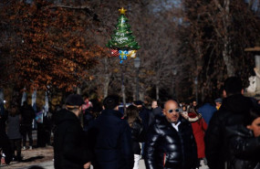 ep ninos juegan con sus regalos de navidad al aire libre en el parque del retiro en madrid espana