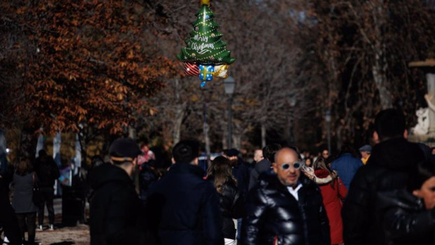 ep ninos juegan con sus regalos de navidad al aire libre en el parque del retiro en madrid espana