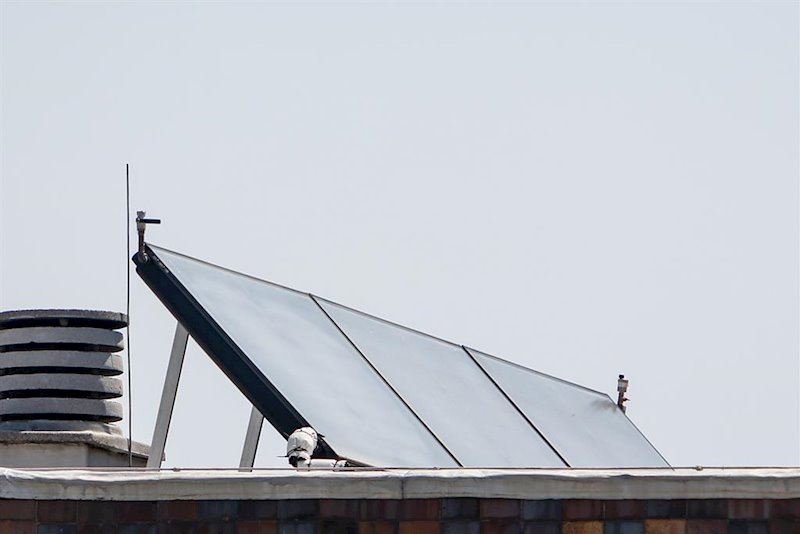 ep panel solar en el tejado de un edificio de madrid