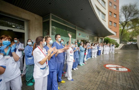 ep personal sanitario aplaude en las inmediaciones de la fundacion jimenez diaz