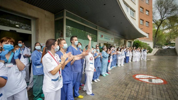 ep personal sanitario aplaude en las inmediaciones de la fundacion jimenez diaz