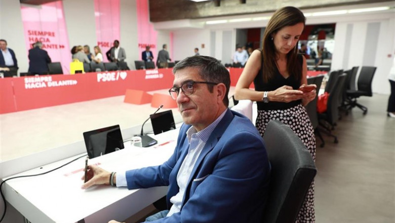 El secretario de Acción Política del PSOE, Patxi López, durante la reunión de la Comisión Ejecutiva Federal del PSOE horas antes de la segunda votación para la investidura del candidato socialista a la Presidencia del Gobierno. | Psoe ep secretarioaccion politicapsoe patxi lopez durantereunionla comision ejecutiva federalpsoe horasdesegunda votacionla investiduracandidato socialistala presidenciagobierno
