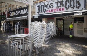 ep sillas apiladas en la terraza de un bar dos dia despues de que el gobierno central presentara su