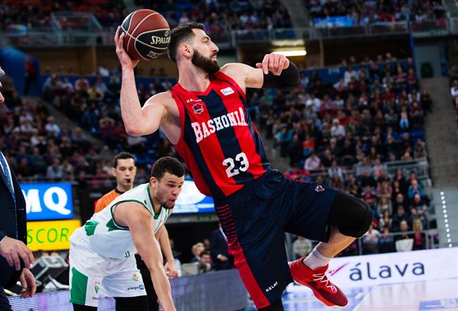 Tornike Shengelia durante el Baskonia - Real Betis de la Liga Endesa | ACB PHOTO/I. MARTÍN - Archivo ep tornike shengelia durantebaskonia - real betisla liga endesa