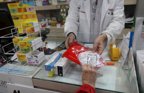 ep un farmaceutico entrega a un cliente una de las siete millones de mascarillas ffp2 modelo kn95