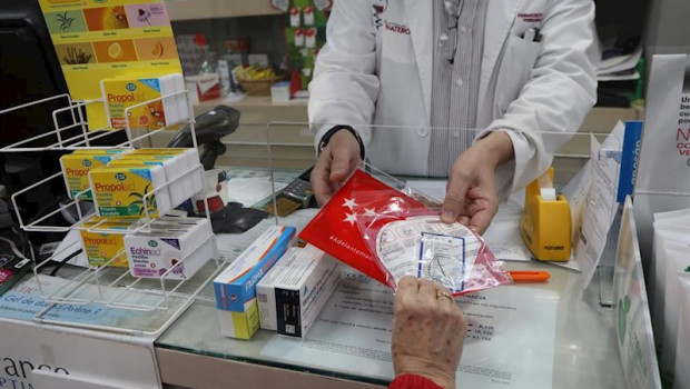 ep un farmaceutico entrega a un cliente una de las siete millones de mascarillas ffp2 modelo kn95