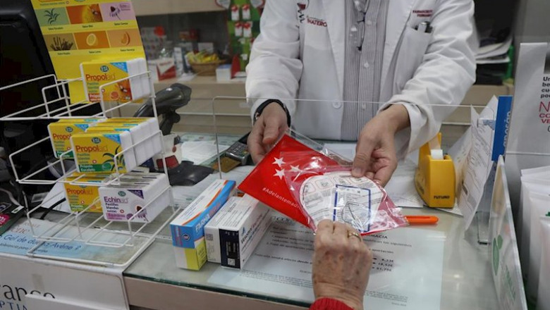 ep un farmaceutico entrega a un cliente una de las siete millones de mascarillas ffp2 modelo kn95 ep un farmaceutico entrega a un cliente una de las siete millones de mascarillas ffp2 modelo kn95
