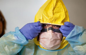 ep un sanitario con un traje de proteccion