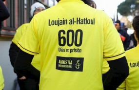 ep una de las mujeres de amnistia internacional con una camiseta en la que se lee loujain al-hatloul