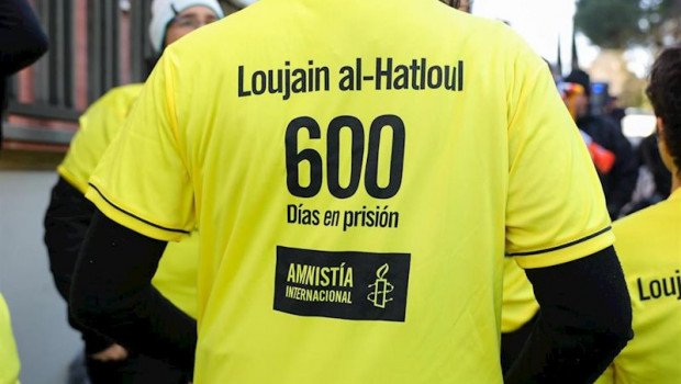 ep una de las mujeres de amnistia internacional con una camiseta en la que se lee loujain al-hatloul