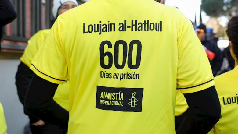 Una de las mujeres de Amnistía Internacional con una camiseta en la que se lee, `Loujain al-Hatloul, 600 días en prisión´´ | Jesús Hellín - Europa Press ep una de las mujeres de amnistia internacional con una camiseta en la que se lee loujain al-hatloul