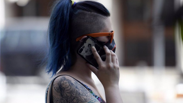 ep una mujer con mascarilla hablando por telefono