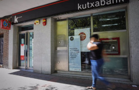 ep una persona pasa por el exterior de una sucursal de kutxabank
