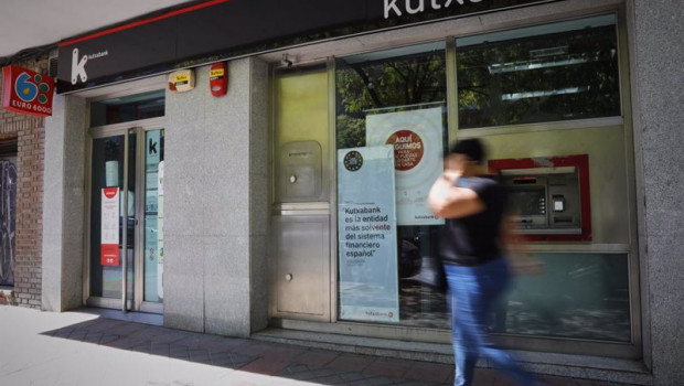 ep una persona pasa por el exterior de una sucursal de kutxabank