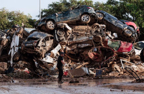 ep varias personas limpian entre coches amontonados en alfafar tras el paso de la dana
