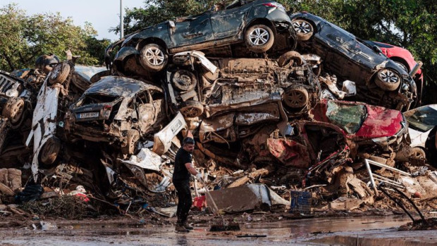 ep varias personas limpian entre coches amontonados en alfafar tras el paso de la dana ep varias personas limpian entre coches amontonados en alfafar tras el paso de la dana