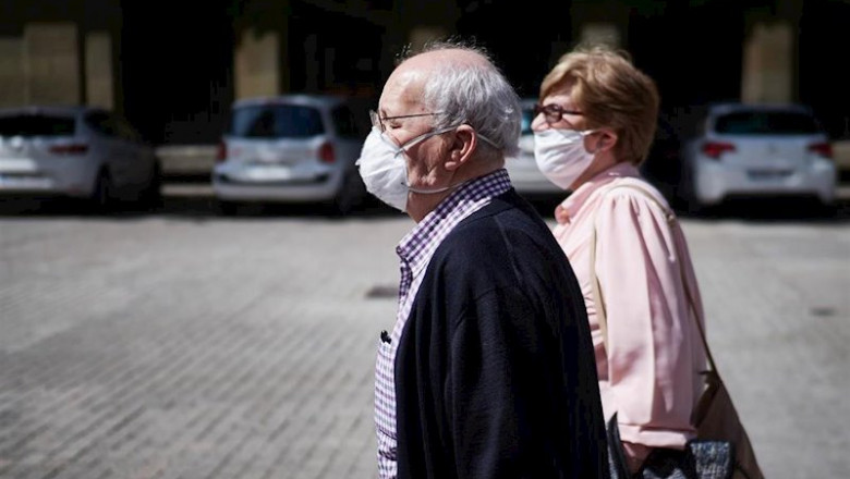ep varias personas mayores con mascarillas pasean por las calles de pamplona en el segundo dia de ep varias personas mayores con mascarillas pasean por las calles de pamplona en el segundo dia de