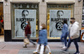 ep varias personas realizan algunas compras de la navidad aprovechando los descuentos del black