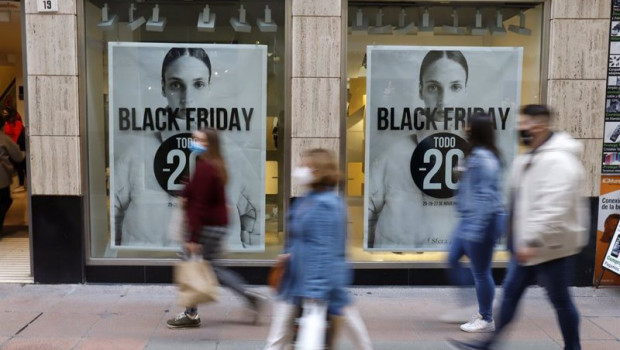 ep varias personas realizan algunas compras de la navidad aprovechando los descuentos del black