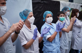 ep varios sanitarios agradecen los aplausos durante el homenaje recibido por los trabajadores del ep varios sanitarios agradecen los aplausos durante el homenaje recibido por los trabajadores del