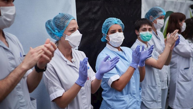 ep varios sanitarios agradecen los aplausos durante el homenaje recibido por los trabajadores del ep varios sanitarios agradecen los aplausos durante el homenaje recibido por los trabajadores del
