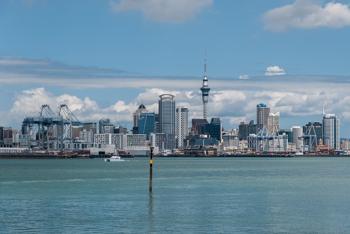 https://img4.s3wfg.com/web/img/images_uploaded/9/0/auckland_skyline_as_seen_from_devonport_100128_2.jpg
