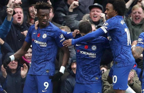 ep abraham celebra junto a pulisic y willian el 1-0 en el chelsea-crystal palace de la premier
