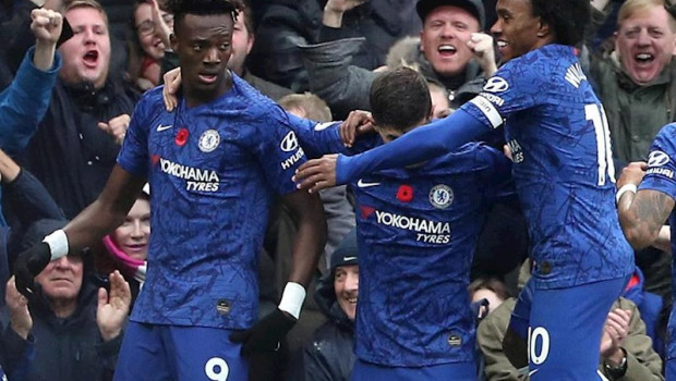 ep abraham celebra junto a pulisic y willian el 1-0 en el chelsea-crystal palace de la premier