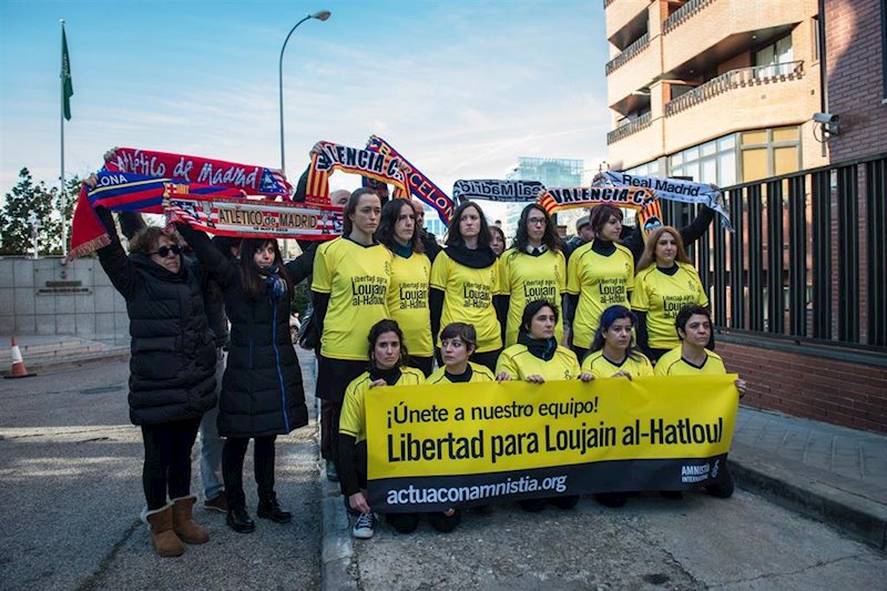 ep activistas de aministia internacional protestan contra la supercopa de espana de futbol en arabia