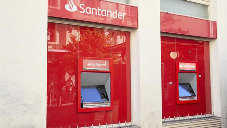 ep archivo cajeros de una oficina del banco santander a 29 de septiembre de 2024 en madrid espana ep archivo cajeros de una oficina del banco santander a 29 de septiembre de 2024 en madrid espana