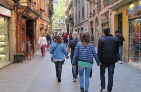 ep archivo   personas caminando por una calle comercial de barcelona